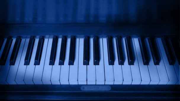 雷电和恐怖的阴影笼罩在钢琴屋的上空 — 图库视频影像
