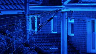 Geceleri Evlere Şimşek ve Yağmur yağar