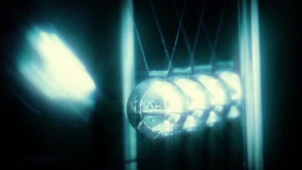 Колиска Ньютона Робочому Столі — стокове відео
