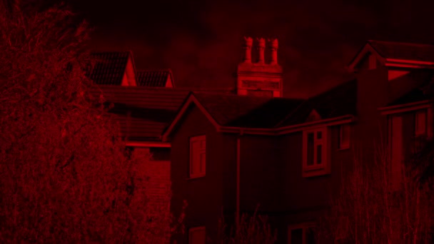 Céu Vermelho Assustador Sobre Casas — Vídeo de Stock