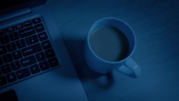 Personen Dricker Kaffe Mörkrummet Med Dator — Stockvideo