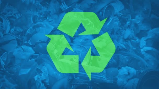 Reciclar Símbolo Sobre Gran Pila Basura — Vídeos de Stock