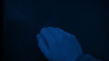 Gece Kapısı Kapanan Kişi