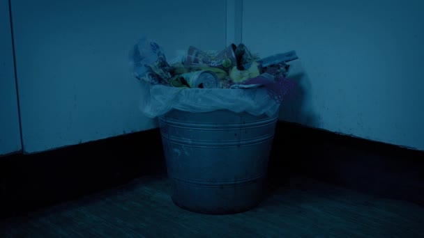 Lata Lixo Completo Cozinha Escura — Vídeo de Stock