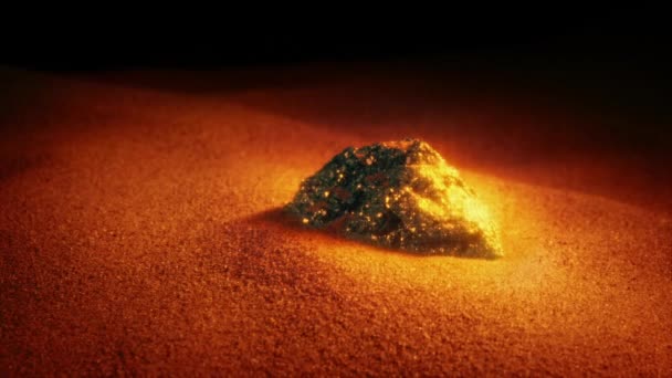 Glanzende Metalen Rots Het Zand Waardevol Zeldzame Mineralen — Stockvideo