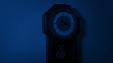 Geceleyin Antik Duvar Saatini Taşımak