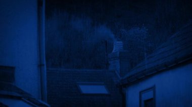 Kırsal alanda sigara içilen evlere yağmur yağıyor.