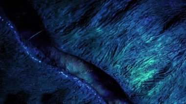 Sürüngen Mavi Yaratık Tepemizde Açılıyor