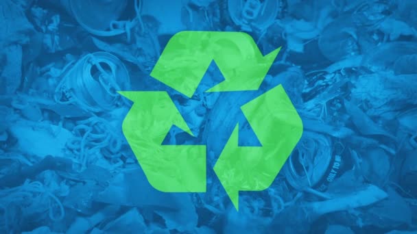 Prullenbak Wordt Gedumpt Met Recycling Symbool — Stockvideo