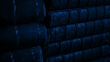 Geceleri Kütüphanede Eski Kitaplar Geçiyor