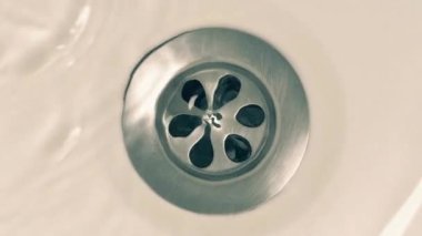 Küvetten su çekiliyor.