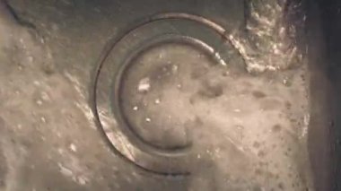Sabunlu Su Lavabo Yakından Geçiyor
