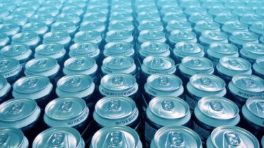 Fabrikada bir sürü kola konservesi geçiyor.