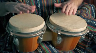 Adam Bongo El Vuruşları Çalıyor