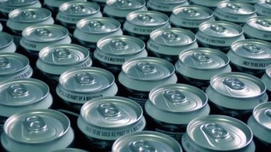 Soda Kutuları Sıralanmış Hareketli Atış