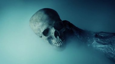 Kurukafalar Puslu Fantezi Ürkütücü Sahnede