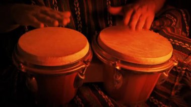 Kamp ateşinin yanında el vuruşu.