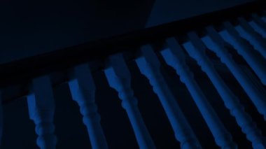 Karanlık Ev 'deki merdivenlerde şimşekler çakıyor