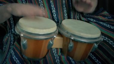 Man Bongo Davul Çalıyor Yakın çekim