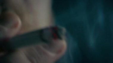 Adam Kısa Odaklanma Yakın Çekim İçiyor