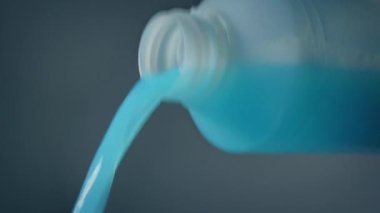 Bir şişe Mavi Sıvı Doldurulmuş Çoklu Versiyon