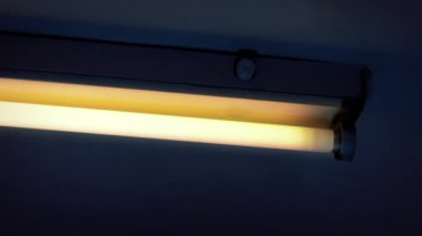 Tavan Teli Karanlıkta Titreşiyor