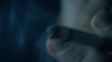 Karanlık Bölgede Sigara İçen Adam