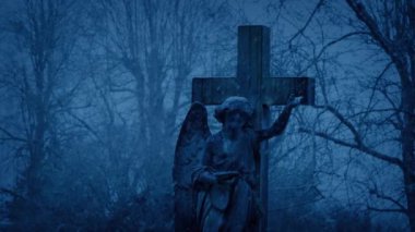 Kar yağışında Kış Sahnesi Meleği Mezar Taşı