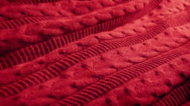 Yatağa örülmüş kırmızı battaniye