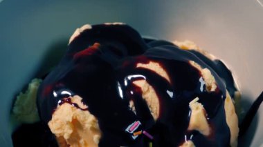 Dondurma üzerine renkli serpintiler ve toplar toplandı.