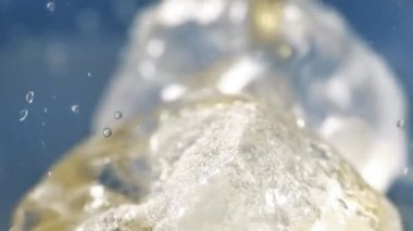 Limon Sodası Buz Küplerinin Üzerine Dökülüyor Aşırı Yakın plan