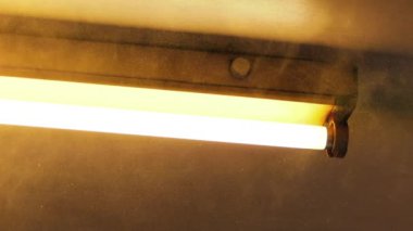 Tozlu odada tavan lambası yanıp sönüyor.