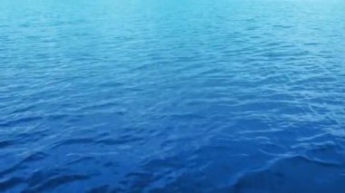 Mavi Deniz Yüzeyi Üzerinde İlerliyor