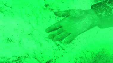 UFO 'daki bilinçsiz kişi dışarıda, karda parlıyor.