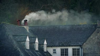 Dumanlı Kırsal Bina Bacadan Sürükleniyor