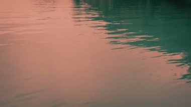 Akşamları Suyun Üzerinde Yelken Açmak