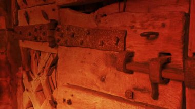 Ortaçağ Kapısı ve Kilitli Ateş Işığı