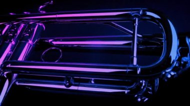 Neon Kulüp Işıklarında Trompet Parıltısı