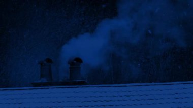 Geceleri dumanlı bacayla çatıda kar yağıyor.