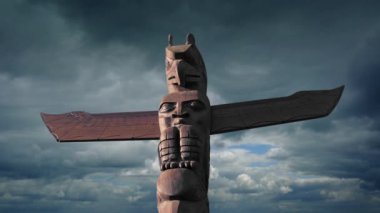 Dramatik Gökyüzü ile Totem Kutbu