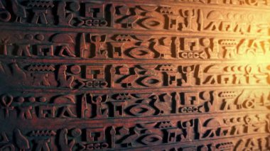 Güneş Işığındaki Piramit Duvarı Sembolleri