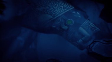 Aztek figürü su altında ortaya çıkar ve kaldırılır.