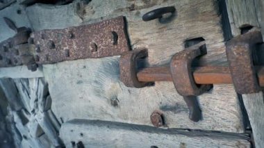 Kapı paslı demir cıvata ile kilitlenmiş Eski Bina Ayrıntıları