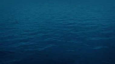 Akşamları Sakin Deniz Suyu Üzerinden Geçmek