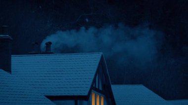 Evler Kış Gecesinde Sigara İçen Baca