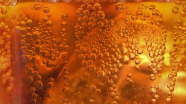 Bardakta Kola fokurdaması Aşırı Yakın plan