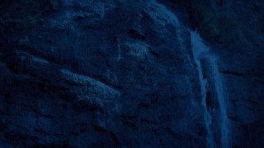 Karanlıktaki Kaya Surat Şelalesi