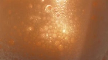 Soda İçeceği Dolduruldu ve Köpükler 2 Shot