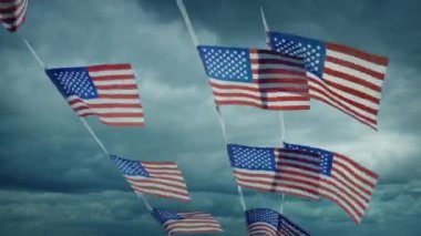 Arkasında Fırtına Bulutları Olan Amerikan Bayrakları