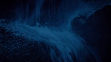 Karanlık Kayalıklardaki Şelalenin Kapanışı